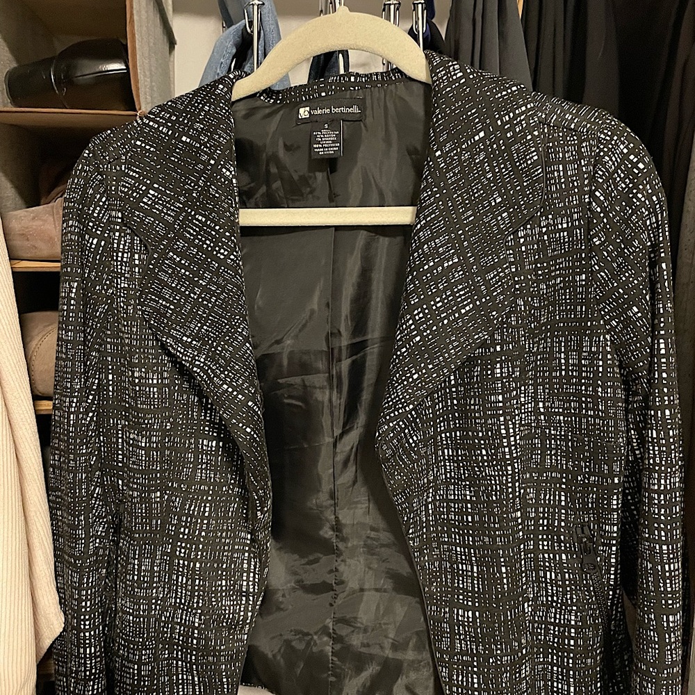 This sharp blazer is perfect for professional settings or paired with jeans.